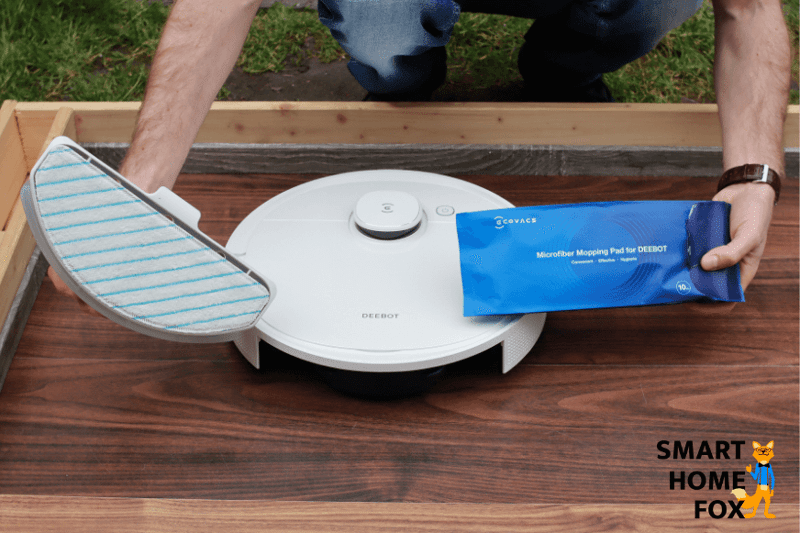 Einweg Wischtücher des Ecovacs Deebot T9 werden hochgehalten